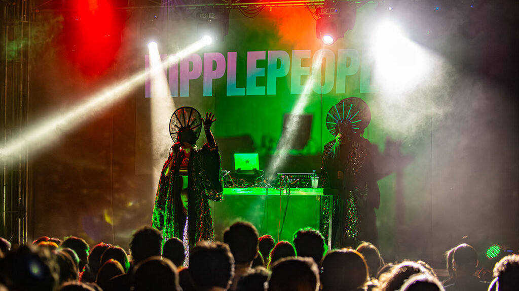 Publika pleše na Nipplepeople KST Beograd, electropop u Bašti KST-a