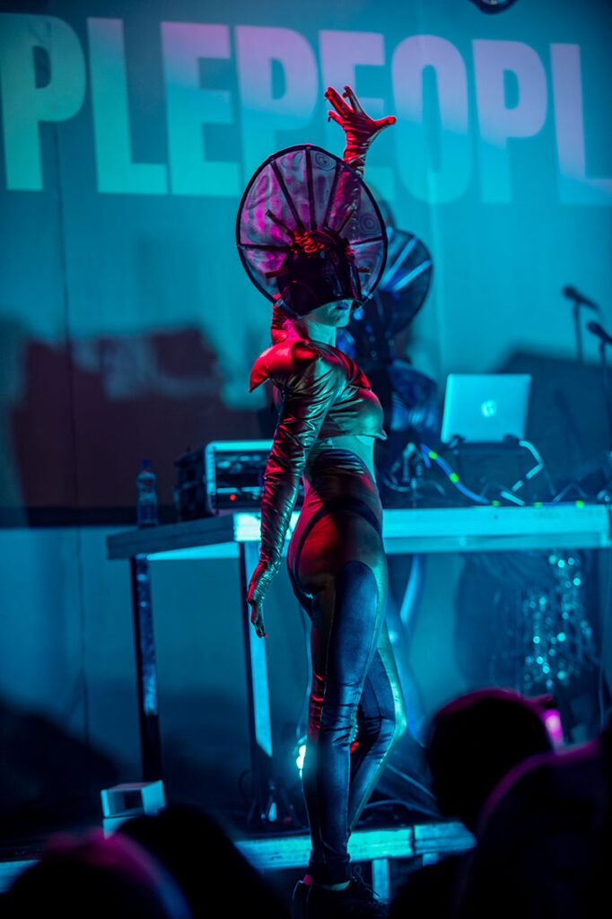 Publika pleše na Nipplepeople KST Beograd, electropop u Bašti KST-a