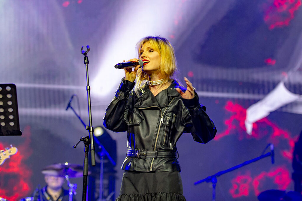 Dado Topić koncert u MTS Dvorani, Nevena Božović