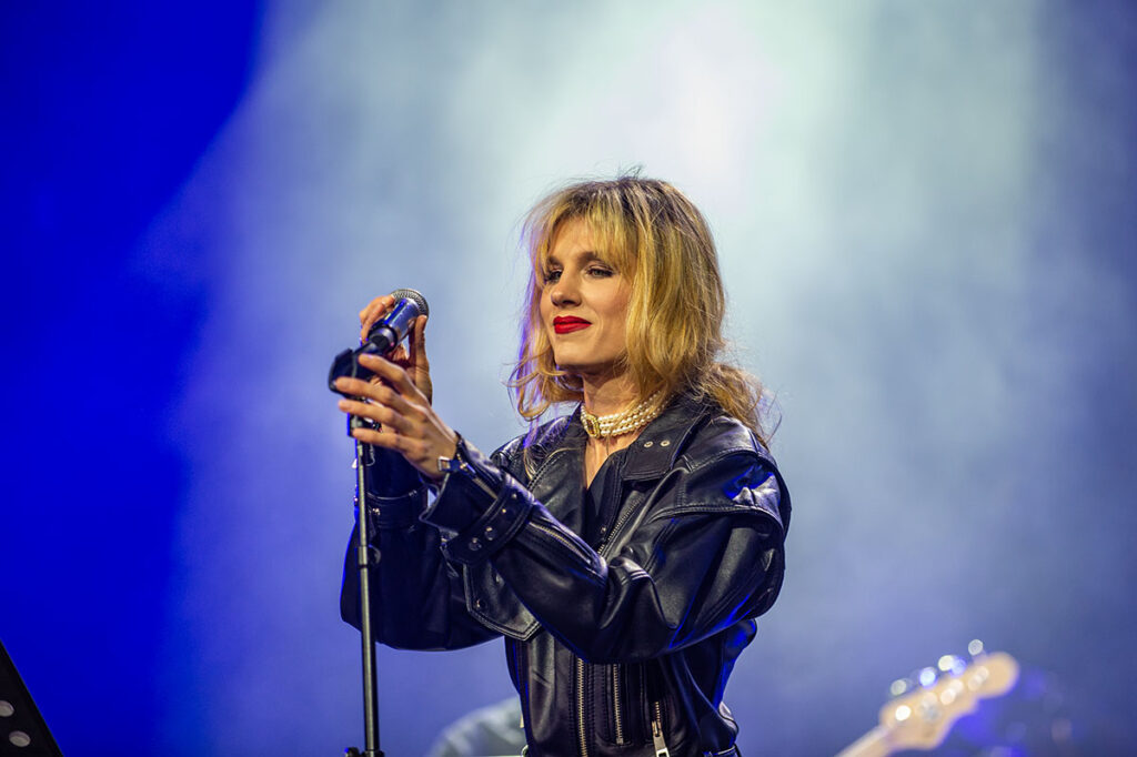 Dado Topić koncert u MTS Dvorani, Nevena Božović